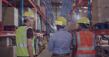 Depo personeli koridorda yürürken ve envanteri incelerken AR örtülerini ortaya çıkarırken. Sanayi, lojistik, takım çalışması, teknoloji, hareket, modern, verimlilik