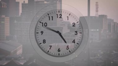 Şafak vakti sisli şehir siluetinin üzerinde beliren saat örtüsü, zamanın ilerlediğini gösteren eller. Zaman atlaması, şehir manzarası, minimalist, şehir manzarası, fütüristik, alacakaranlık, soyut