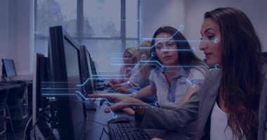 Antrenman masalarında gri spor ceket giyen, devre kaplamalı, kopyalama alanı olan bir kadın. Teknoloji, takım çalışması, profesyonel, eğitim, dijital, işbirliği, yenilik