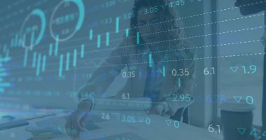 İş birliği yapan spor ceket giyen kadınlar ofiste mali raporları tablet ve kalemlerle analiz ediyorlar. İş, takım çalışması, teknoloji, analitik, profesyonel, büyüme, modern