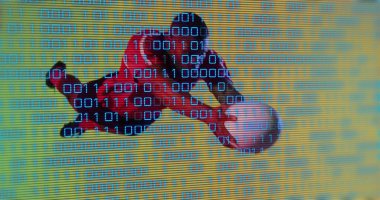 Kırmızı üniformalı erkek basketbolcu sarı kortta ikili kodla ilerliyor. Sporcu, spor, dijital, teknoloji, yenilik, fitness, egzersiz