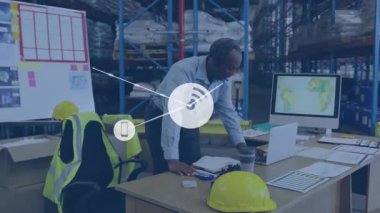 Depo yöneticisi dizüstü bilgisayar verilerini inceliyor Wi-Fi simgeleri genişliyor, lojistik izleme için çağrıda bulunuyor. Sanayi, bağlantı, dijital, yönetim, altyapı, teknoloji, lojistik