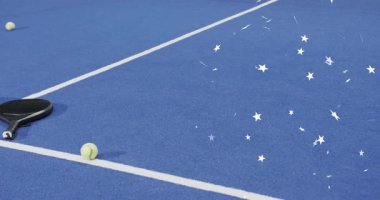 Sağ tarafta yıldız parçacıkları beliriyor. Padel raketleri ve topların üzerinde içe doğru kıvrılıyorlar. Spor, eğlence, hareket, dinamik, minimalizm, dijital, animasyon