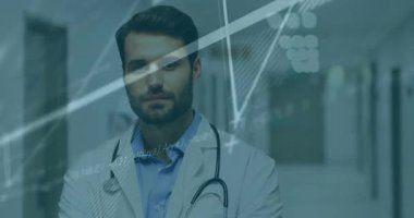 Erkek doktor ayakta duruyor, veriler azalıyor, grafik çizgileri yukarı doğru yükseliyor, tıbbi eğilimleri gösteriyor. Tıbbi, veri, analitik, teknoloji, sağlık, yenilik, profesyonel