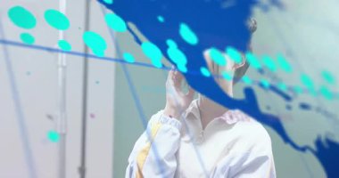 Taramalı grafiklere hareketli kadın modeli animasyon veri akışları ve teknoloji demosunda harita gösteriyor. Teknoloji, yenilik, dijital, fütürizm, veri görselleştirme, modern, soyutlama