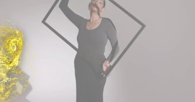 Kadın model teknoloji stüdyosunda dönüşümlü çerçeve indiriyor altın kıvrımlı gövde sergiliyor. Soyut, zarif, hareketli, dijital, çağdaş, sanatsal, minimalizm