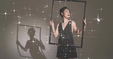 Film stüdyosundaki yıldız projeksiyonu gölgeyi şekillendirirken kafanın üstünde dönen bir çerçeve. Minimalist, kavramsal, sanatsal, cazibe, dinamik, zarif, yansıtıcı