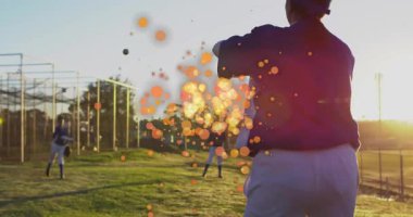 Spor antrenmanı sırasında tutulan takım arkadaşlarına doğru parlayan beysbol topu fırlatan bayan atıcı. Atletizm, takım çalışması, günbatımı, hareket, dinamik, rekabetçi, açık hava