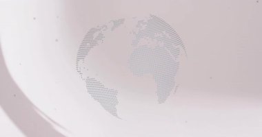 Beyaz arka planda ortaya çıkan noktalı küre, model içeri giriyor ve projeksiyon teknolojisine dokunuyor. Global, teknoloji, yenilik, fütüristik, profesyonellik, minimalizm, markalaşma