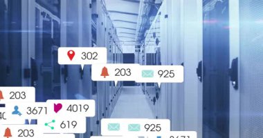 Bir saniyede yüzen bildirim simgeleri çarpıyor ve ölçümleri gösteren sunucu koridorunu dolduruyor. Teknoloji, ağ oluşturma, veri, siber güvenlik, dijital, altyapı, yenilik