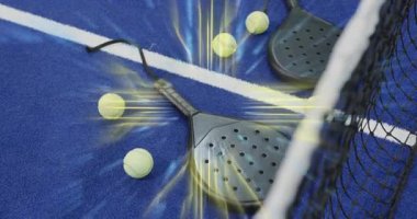 Padel raketi etrafında sönen devre örtüsü, ortaya çıkan altın kirişler ve titreşen görselleştirme devreleri. Spor, teknoloji, yenilik, dijital, fitness, modern, aktif giyim