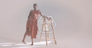 CIFS 'i, NFC' yi, SAS simgelerini oluşturan teknoloji ağını oluşturan, yürüyen bakışları başlatan bir model. Gelecek, teknoloji, ağ, dijital, yenilik, zarafet, minimalizm