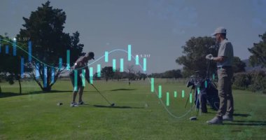 Golf topunu golf sahasına yerleştiriyor, duruş alıyor, finans grafiğini takip ediyor. Spor, etkinlik, fitness, açık hava, rekabet, teknoloji, veri