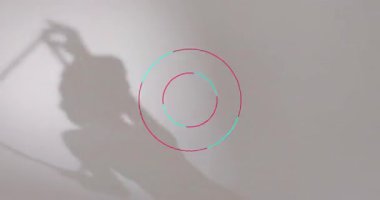 Dönen kırmızı ve turkuaz halkalar moda olsun diye stüdyoda dönen metalik çerçeve modelini başlatıyor. Soyut, hareketli, geometri, zarafet, kompozisyon, çağdaş, aydınlatma