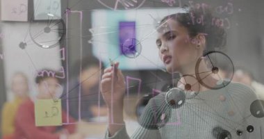 Kadın, iş brifingi için saydam tahtada işaret ve şebeke şeması tutuyor. İşbirliği, beyin fırtınası, sunum, yenilik, takım çalışması, kurumsal, modern