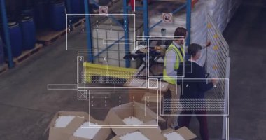 Lojistik ekibi, planlama için çizelgelere danışmanlık yapıyor ve envanter şebekesini güncelliyor. İşbirliği, depo, lojistik, planlama, takım çalışması, organizasyon, sanayi