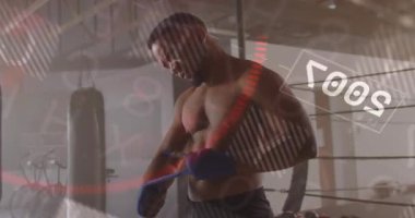 Boksör ambalajları açıyor ve antrenman için eldivenleri sıkıyor. Dijital izleme gücünü örtüyor. Sporcu, fitness, rekabet, güç, kararlılık, spor, eğitim