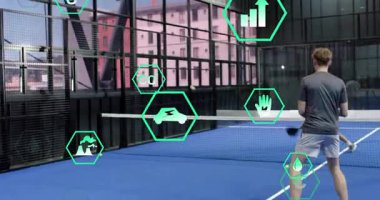 Gri tişörtlü top servis ölçümleri, bej tişörtlü Padel rallisine giriş gülümsemeyle sonuçlanıyor. Spor, işbirliği, fitness, modern, rekabet, kentsel, aktif