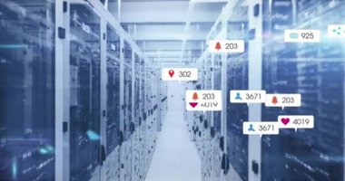 Sunucu rafları boyunca yüzen veri simgeleri koridorda büyüyen sosyal ölçümleri gösteriyor. Teknoloji, veri, analitik, dijital, ağ, siber güvenlik, yenilik