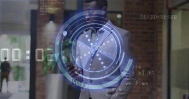 Adam HUD 'ye bakıyor sonra akıllı telefonu dinliyor ve şirket lobisinde veri görselleştirmesini yoğunlaştırıyor. Teknoloji, yenilik, gösterişli, fütüristik, profesyonel, dijital, ağ