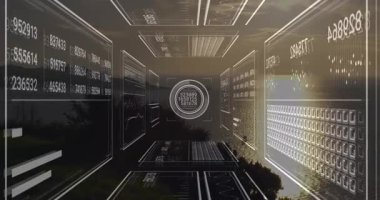 Kıyı günbatımında yüzen tel çerçeve panelleri veri eğilimlerini görselleştirmek için harita güncellemelerini başlatıyor. Fütürist, veri görselleştirme, dijital arayüz, soyutlama, teknoloji, içgörü, minimalist