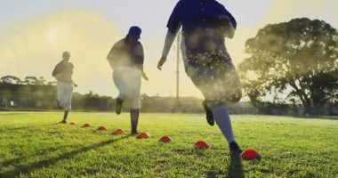 Kırmızı konilerde, üç sporcu hız gösteren yüzen patikalarla fitness antrenmanı yapıyor. Sporcular, takım çalışması, çeviklik, spor, spor, spor, açık hava, aksiyon