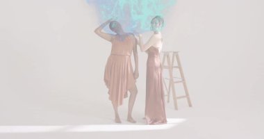 Mankenlerin arkasında parlayan Teal, mankenlerin moda pozlarıyla dönen haleler oluşturuyor. Moda, zarafet, podyum, cazibe, monokrom, çağdaş, sanatsal