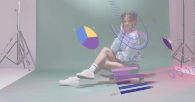 Stüdyodaki kırmızı kaykayın üzerinde dönen kadın model. Teknoloji gösteriminin yörüngesindeki verileri aktive ediyor. Kentsel, dinamik, minimalist, yenilik, dijital, moda, yaratıcı