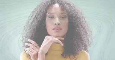 Yanak tokuşturan kadın güzellik reklamındaki duygusal değişime odaklanan hareketli girdap çizgileri başlatıyor. Zarafet, ifade, moda, yaratıcı, güzellik, portre, tasarım