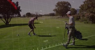 Golf bükücüleri golf analitiğini kırmızı çizgide takip ederek topa vuruyor. Spor, eğlence, spor, spor, açık hava, teknoloji, veri, kesinlik