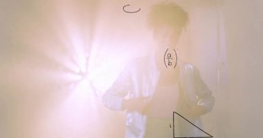 Kadın pembe sise giriyor cam tahtayı çalıştırıyor matematik diyagramlarını somutlaştırıyor matematik öğretiyor. Eğitmen, bilim, yenilik, berraklık, motivasyon, görselleştirme, eğitim