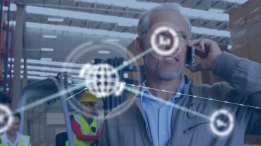 Depo yöneticisi, veri ve pano taraması için telefon ağ simgelerini etkinleştiriyor. Lojistik, bağlantı, analitik, fabrika, denetim, dijital, endüstriyel