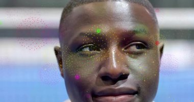 Kamera yakınlaştırma başlatılıyor. Animasyon noktalar insan yüzünde kıvrılıyor. Spor verileri üst üste biniyor. Dijital, fütüristik, canlı, eğlence, teknoloji, yenilik, tefekkür