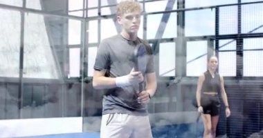 Erkek oyuncu zıplayan top, Padel kortunda geri dönen partner olarak antrenmana başlıyor. Spor, eğlence, atletizm, takım çalışması, modern, canlı, açık hava