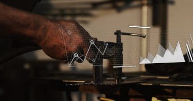 Fabrikada meşaleyi metal plakaya hizalayan operatör veri grafikleri olarak yayı tutuşturuyor. Metal çalışması, analitik, sanayi, kesinlik, veri görselleştirme, kıvılcımlar, imalat