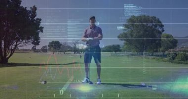 Erkek golfçü yakalama kulübü, çim sahasını tararken AR teknisyenleri tanılama için içeri giriyor. Futuristik, teknoloji, dijital, yenilik, spor, analitik, görselleştirme