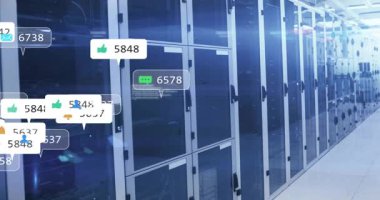 Veri merkezi koridorunda dizilim başlatılıyor, metrik simgeler veri akışını gösterirken sürükleniyor. Teknoloji, veri, dijital, ağ, bağlantı, altyapı, siber güvenlik