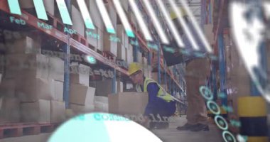 Santral kaldırma kutusu animasyon grafiklerini gösteriyor dünya envanter için panoyu denetliyor. Lojistik, tedarik zinciri, veri görselleştirme, endüstriyel, teknoloji, depo yönetimi