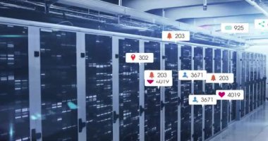 Veri merkezinde analitiği görselleştiren sunucu rafında güncellenen yüzen metrik simgeler üzerine. Teknoloji, veri, altyapı, bağlantı, dijital, siber güvenlik, yenilik