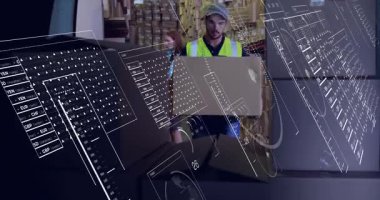 Depo çalışanı envanter ve para istatistiklerini güncellerken raf kaldırma kutusuna yaklaşıyor. Lojistik, otomasyon, verimlilik, endüstri, üretkenlik, işbirliği, dijital