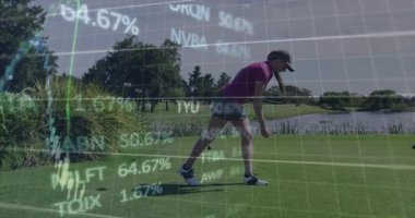 Golfçü golf sahasına giriyor, golf sopası ve top yerleştiriyor, sürüklenen finans grafikleriyle çekim hazırlıyor. Spor, eğlence, eğlence, açık hava, atletik, manzara, kesinlik.