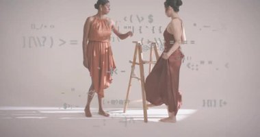 Dijital moda çekimi için stüdyoya girip merdivene yaslanan iki model. Minimalist, çağdaş, moda, editoryal, sanatsal, zarif, simetri