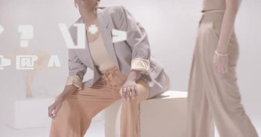 Moda çekimlerinde poz veren mankenler, ikinci model gibi akan aksaklıklar, omuz omuza gelen kollar. Moda, zarafet, minimalizm, işbirliği, profesyonellik, çağdaş, dijital