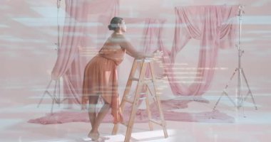 Model baskı merdiveni ve vites değiştirme pozları stüdyoda moda gösterisi için ikili kaplama başlatılıyor. Çağdaş, zarafet, minimalizm, dijital, moda, poz, yaratıcı