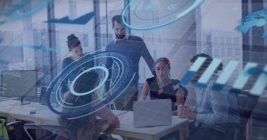 Ofis masasının etrafında dizüstü bilgisayarlarla, holografik arayüzle veri analizi yapan beş ekip üyesi bir araya geliyor. İşbirliği, takım çalışması, dijital, teknoloji, modern, profesyonel, ufuk çizgisi