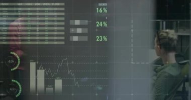 Kıdemli danışman şeffaf cam pasta tablolarını araklıyor. Rehber yönetici veri güncellemesini finanse ediyor. İş, veri, analitik, dijital, profesyonel, strateji, yenilik