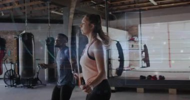 Antrenman partnerleri atlama halatları sallıyor ve spor salonunda senkronize atlama dayanıklılığı arttırıyor. Fitness, aerobik, dinamik, eğitim, sinerji, spor, egzersiz