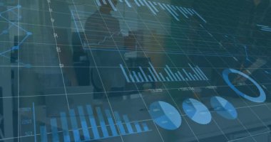 Ofis çalışanları şeffaf 3D veri örtüsünü etkinleştiriyor, iş için dönen grafikleri analiz ediyorlar. İşbirliği, takım çalışması, veri, analiz, yenilik, teknoloji, iş