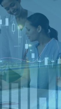 Ofisteki çeşitli iş adamları üzerinde finansal veri işleme ve şehir manzarasının animasyonu. Küresel iş ve dijital arayüz kavramı dijital olarak oluşturulmuş video.