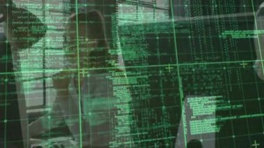 Erkek meslektaşım kod kaplamasına, kadın geliştiricinin hata ayıklama ve derleme koduna bakıyor. İşbirliği, teknoloji, takım çalışması, yenilik, modern, dijital, programlama